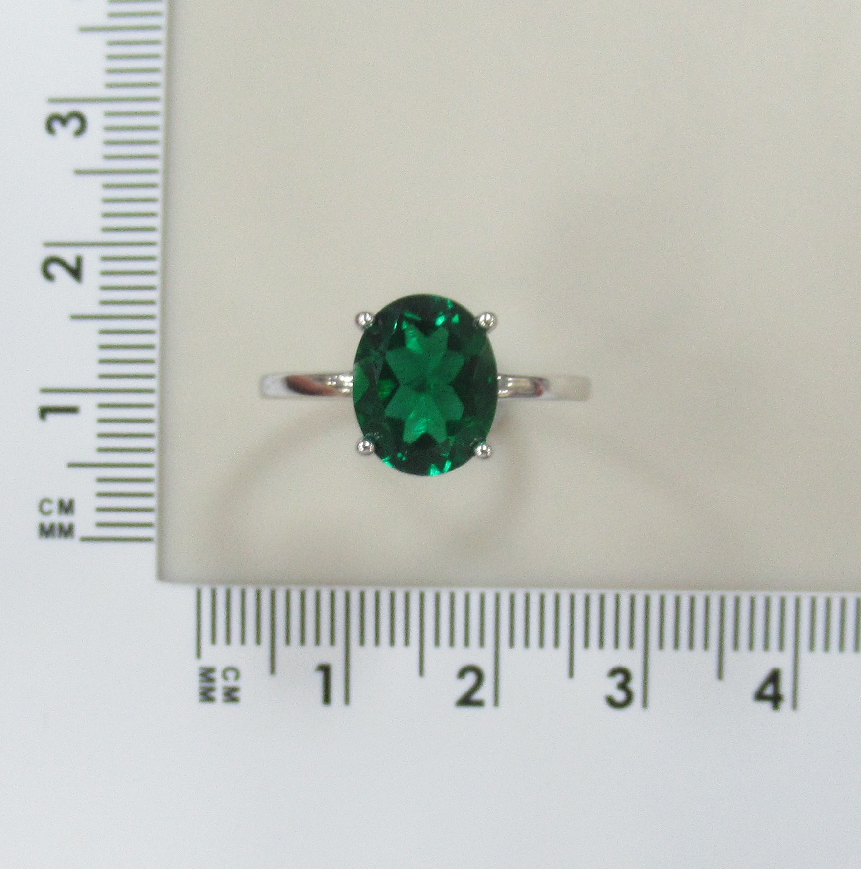 Серебряное кольцо с выращенным изумрудом